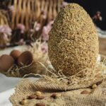 UOVO DI PASQUA ARTIGIANALE DI CIOCCOLATO AL LATTE E GRANELLA DI NOCCIOLE - immagine 2
