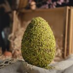UOVO DI PASQUA ARTIGIANALE DI CIOCCOLATO AL PISTACCHIO E GRANELLA DI PISTACCHIO - immagine 2